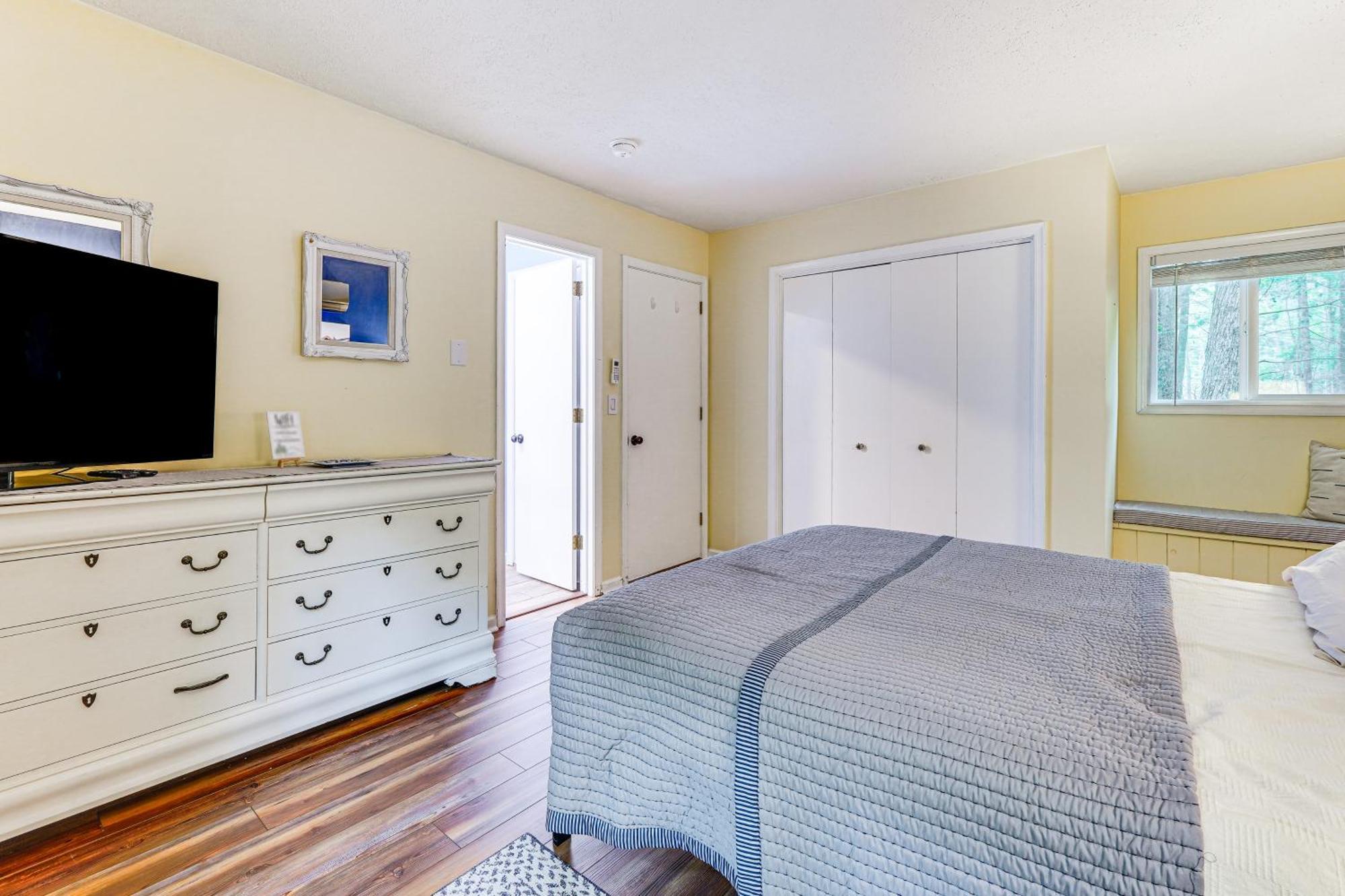 Pocono Retreat At Pine Loch Swim, Hike And Ski! Holiday home Pocono Lake