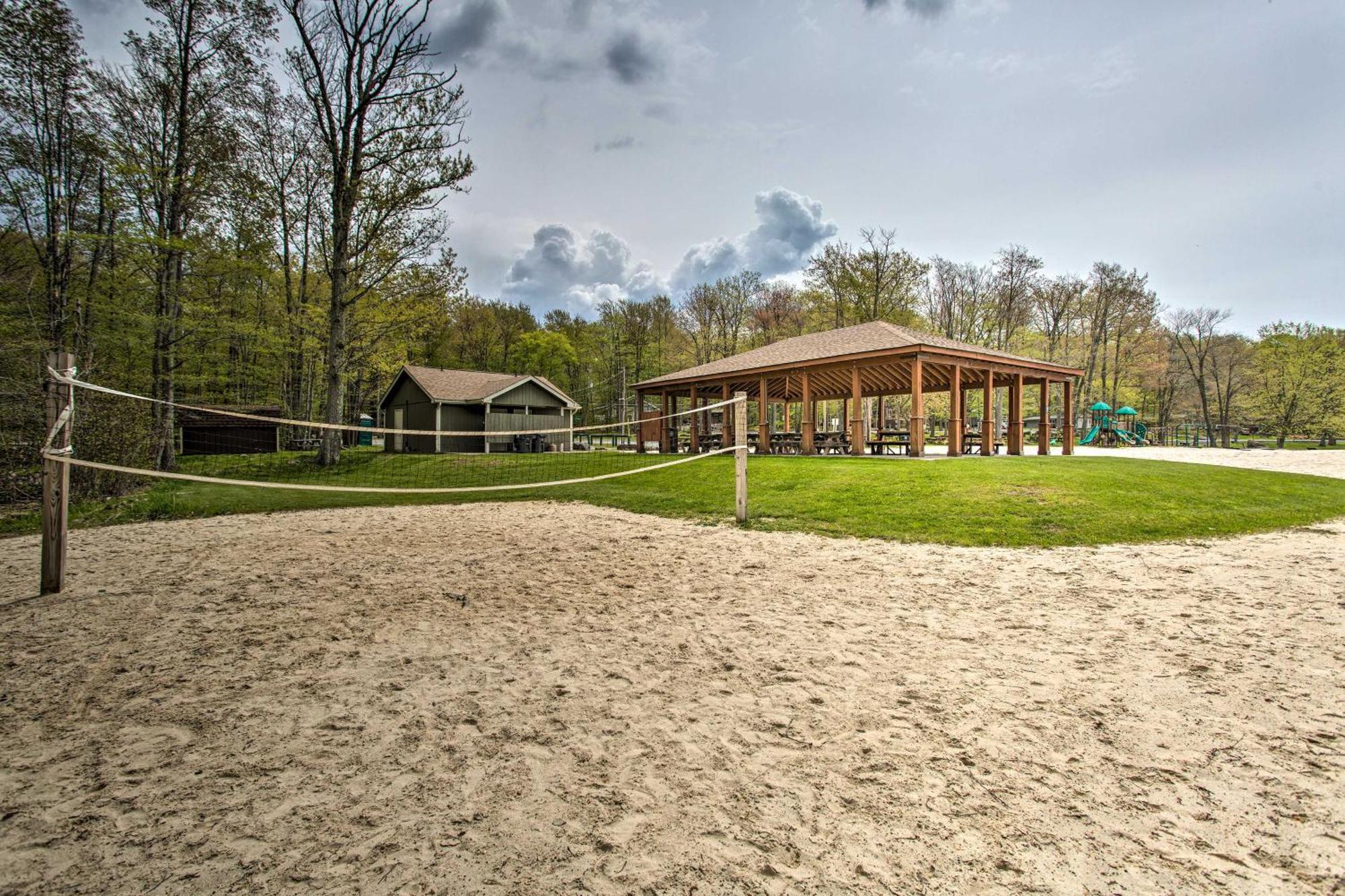 Pocono Retreat At Pine Loch Swim, Hike And Ski! Holiday home *