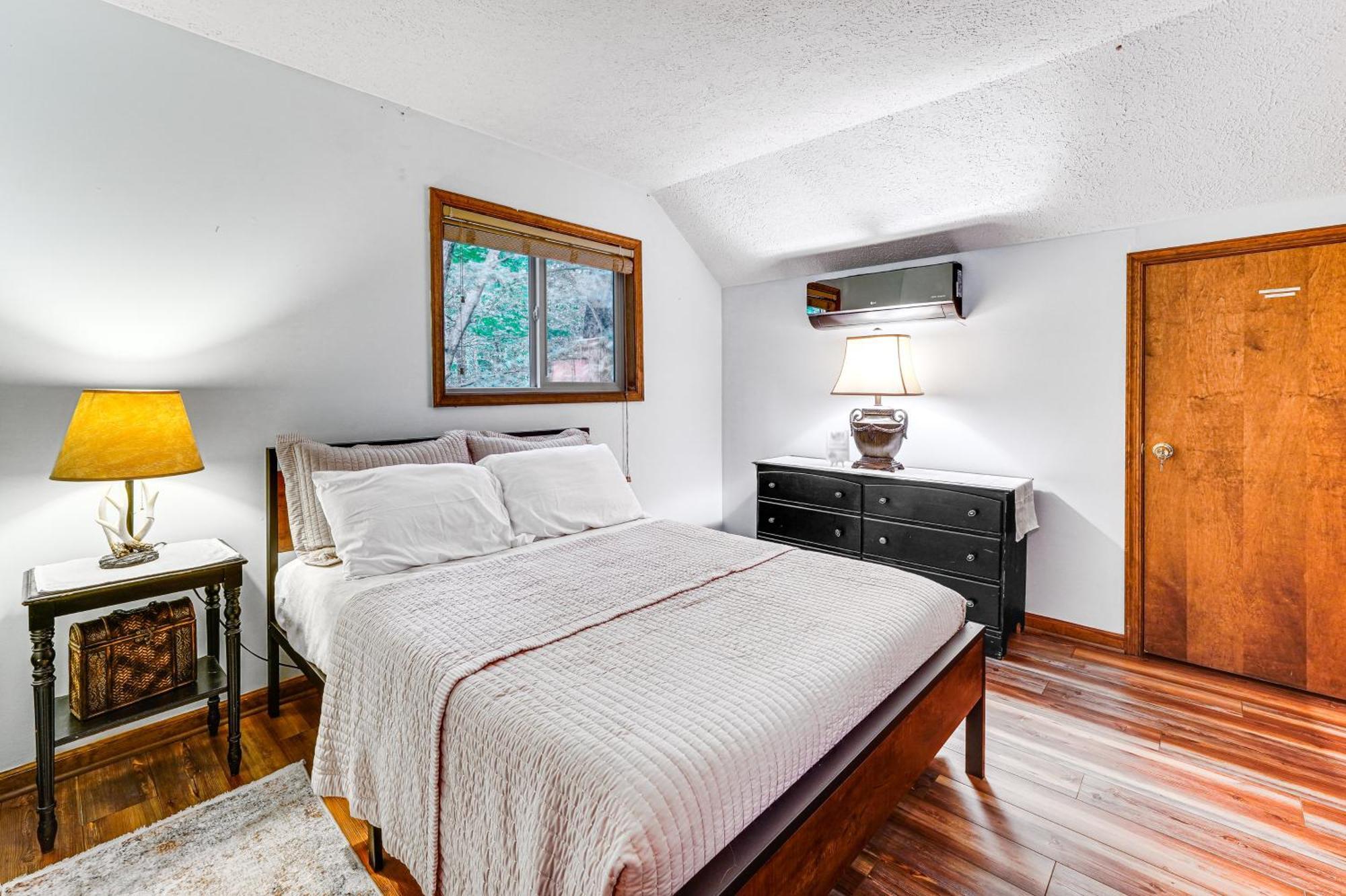Pocono Retreat At Pine Loch Swim, Hike And Ski! Holiday home