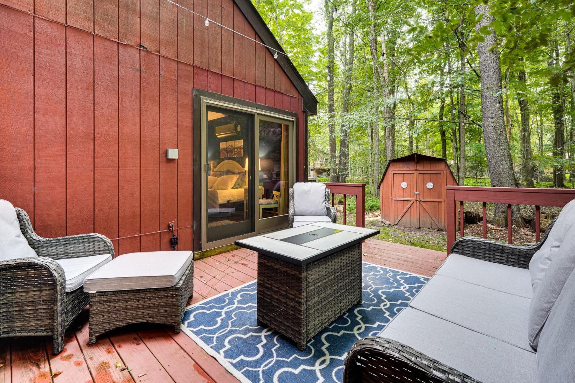 Pocono Retreat At Pine Loch Swim, Hike And Ski! Holiday home *